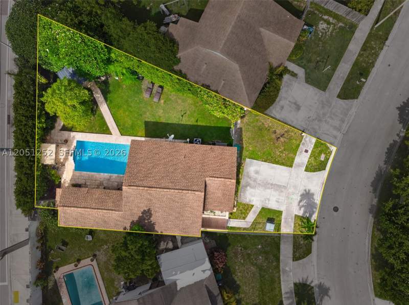3 bedroom SingleFamilyResidence at 12422 SW 199th St, South Miami Lakes, Miami — photo 3