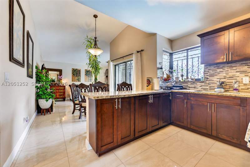 3 bedroom SingleFamilyResidence at 12422 SW 199th St, South Miami Lakes, Miami — photo 5