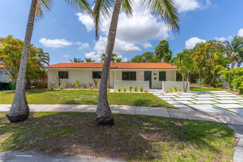 4 bedroom SingleFamilyResidence at 12846 SW 49th Ter, ROYALE GREEN SEC 2, Miami — photo 2