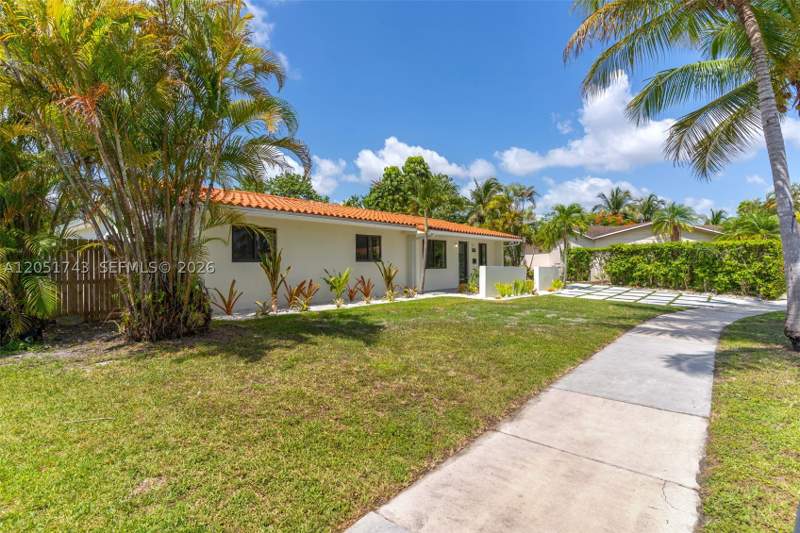 4 bedroom SingleFamilyResidence at 12846 SW 49th Ter, ROYALE GREEN SEC 2, Miami — photo 3