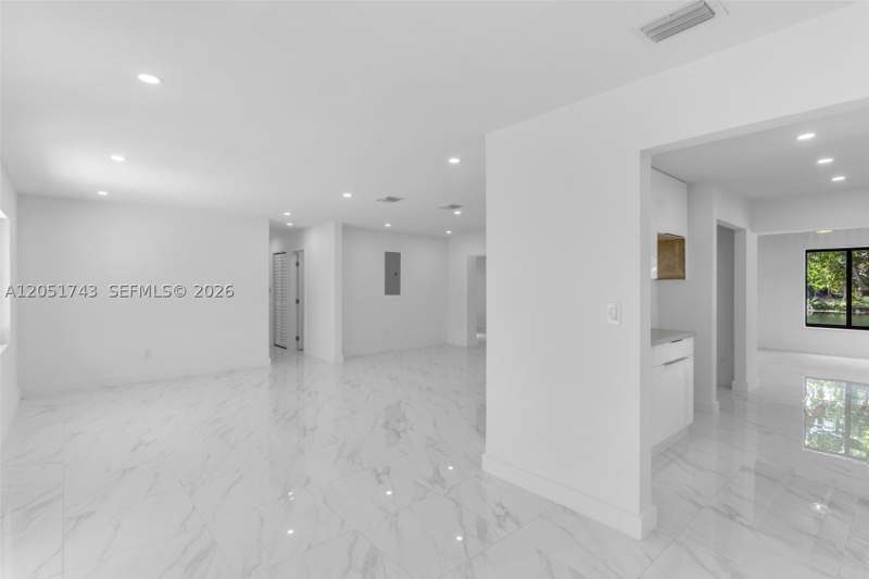 4 bedroom SingleFamilyResidence at 12846 SW 49th Ter, ROYALE GREEN SEC 2, Miami — photo 4