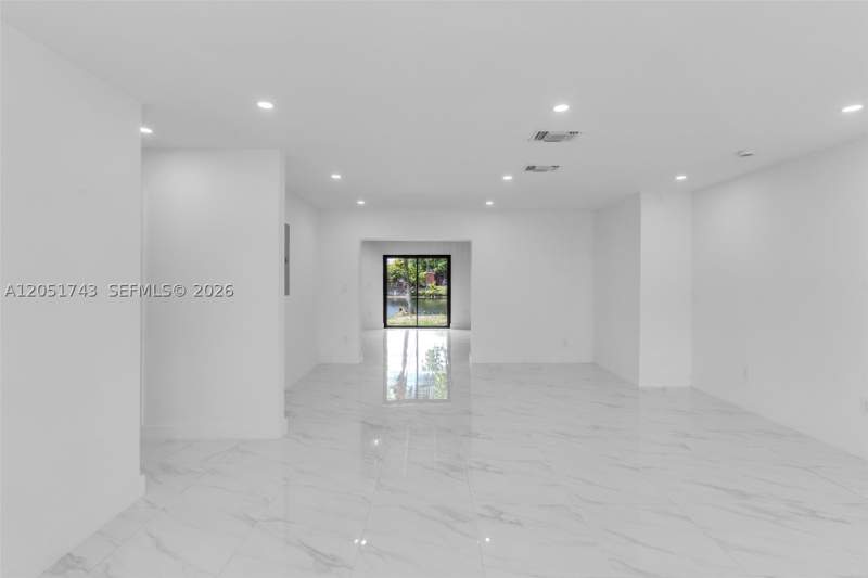4 bedroom SingleFamilyResidence at 12846 SW 49th Ter, ROYALE GREEN SEC 2, Miami — photo 5