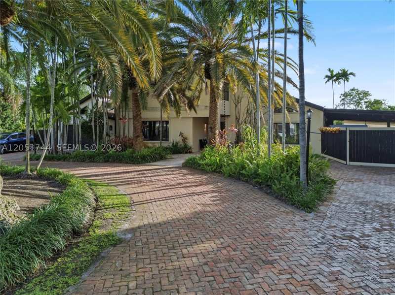 5 bedroom SingleFamilyResidence at 9720 E Calusa Club Dr, Calusa Club Estates, Miami — photo 1
