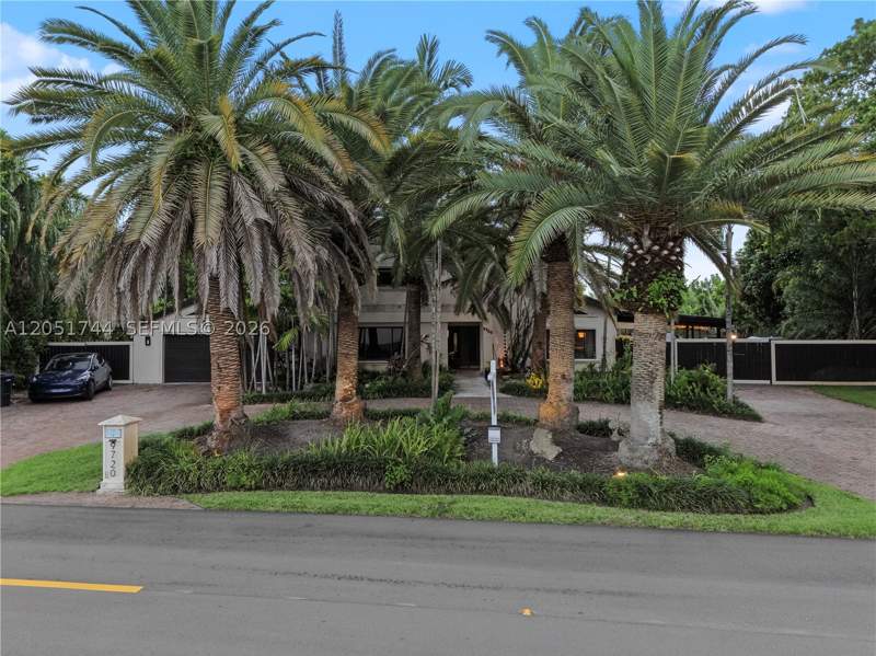 5 bedroom SingleFamilyResidence at 9720 E Calusa Club Dr, Calusa Club Estates, Miami — photo 2