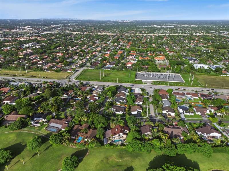5 bedroom SingleFamilyResidence at 9720 E Calusa Club Dr, Calusa Club Estates, Miami — photo 4