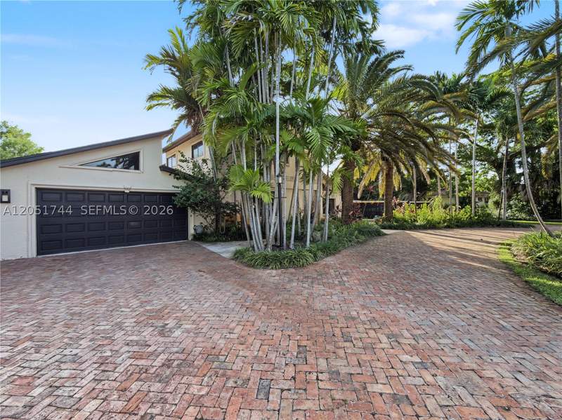 5 bedroom SingleFamilyResidence at 9720 E Calusa Club Dr, Calusa Club Estates, Miami — photo 5
