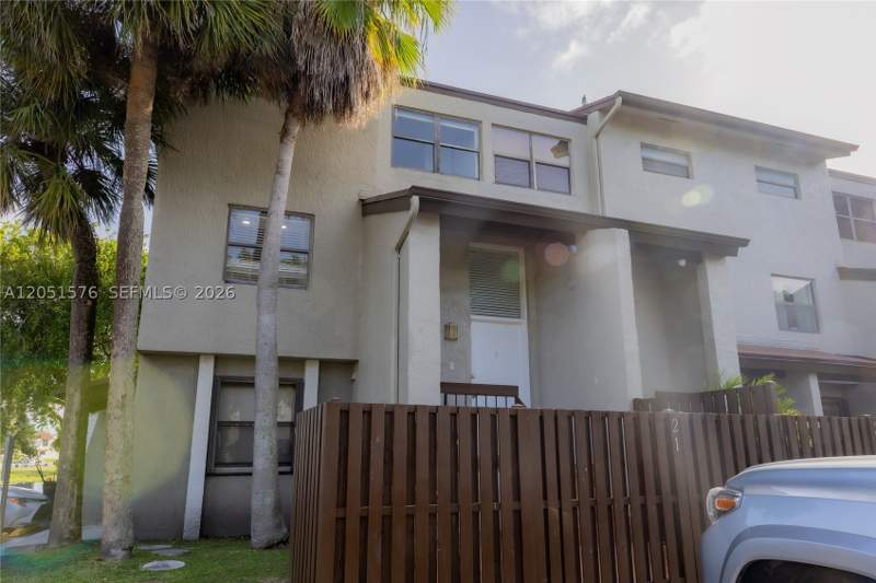 2 bedroom Townhouse at 10000 NW 9th St Cir 21, Indian Lake Village II Co, Miami — photo 3