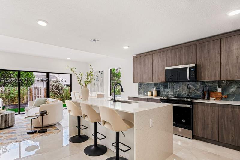 4 bedroom Townhouse at 524 NW 14 Ct, Centro B14L10, Florida City — photo 2