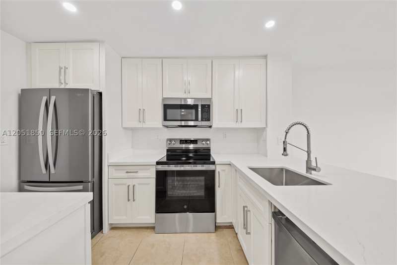1 bedroom Condominium at 7900 Camino Cir 406, Camino Circle Condo, Miami — photo 1