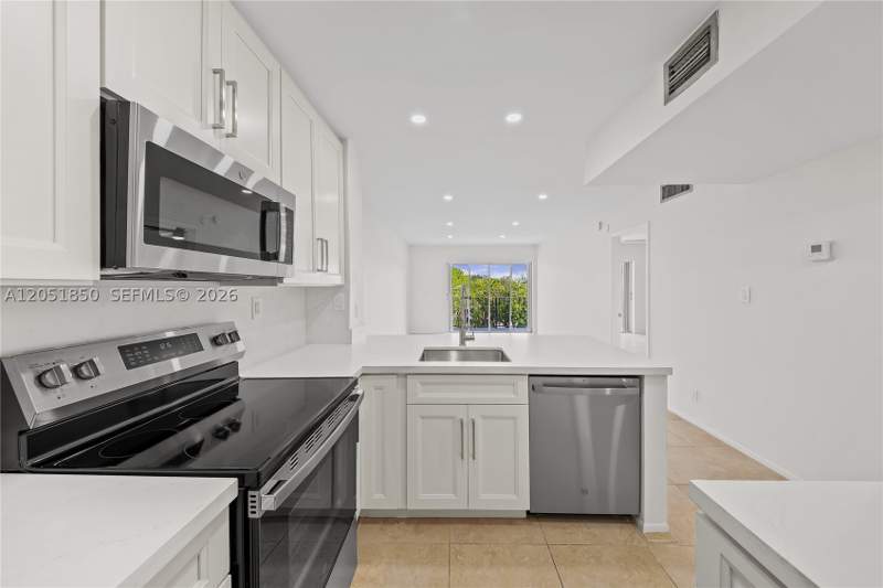 1 bedroom Condominium at 7900 Camino Cir 406, Camino Circle Condo, Miami — photo 4