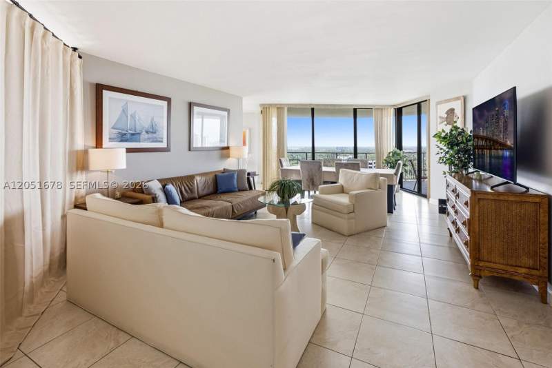 3 bedroom Condominium at 2000 Towerside Ter 1911, Towers Of Quayside Condo, Miami — photo 2