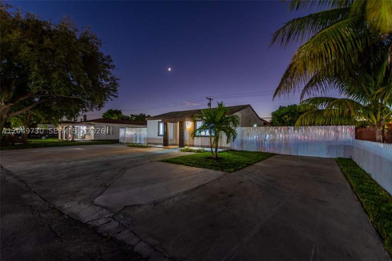 2 bedroom SingleFamilyResidence at 1720 SW 67th St, Oaklawn Sub, Miami — photo 4