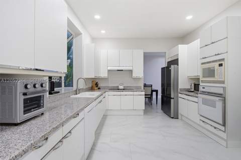 3722 NE 208th Ter, Aventura FL - photo 9 of 40
