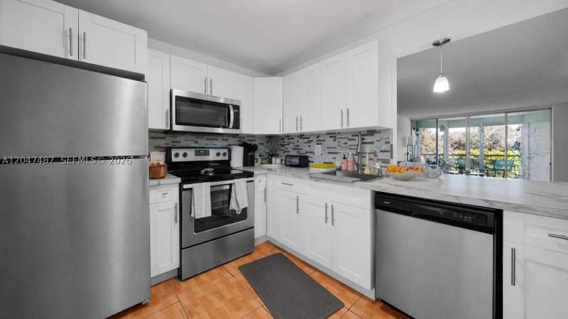 2 bedroom Condominium at 1101 NE 191st St H314, Rolling Green Condo H, Miami — photo 2