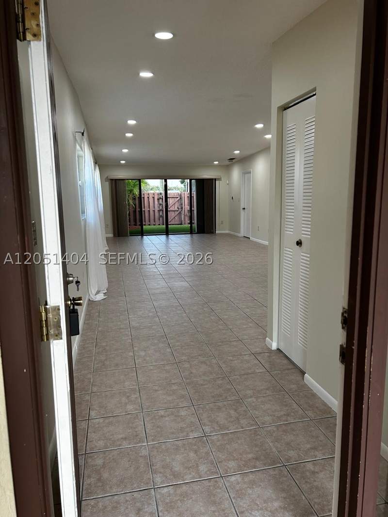 3 bedroom Townhouse at 6524 NW 188th Ln, Townhomes Of Country Lake, Hialeah — photo 3