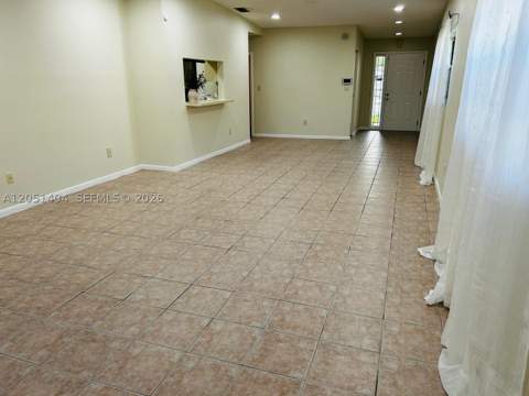6524 NW 188th Ln, Hialeah FL - photo 7 of 23