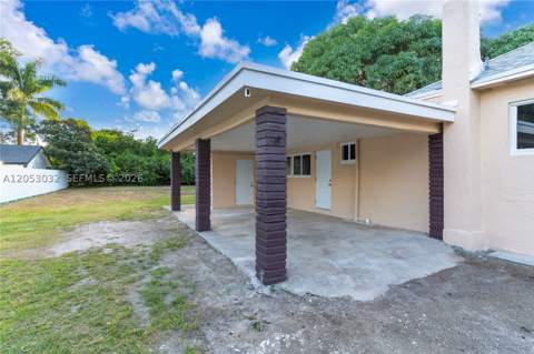 559 NW 2nd St, Florida City FL - photo 7 of 34