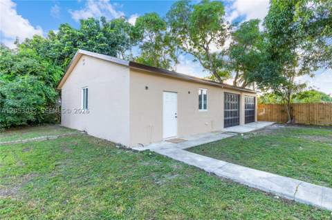 559 NW 2nd St, Florida City FL - photo 9 of 34