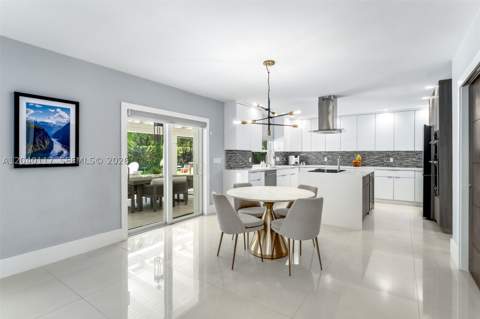 11721 Jacaranda Pl, Coral Gables FL - photo 7 of 31