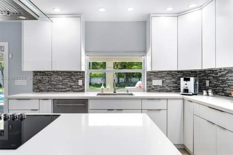 11721 Jacaranda Pl, Coral Gables FL - photo 9 of 31