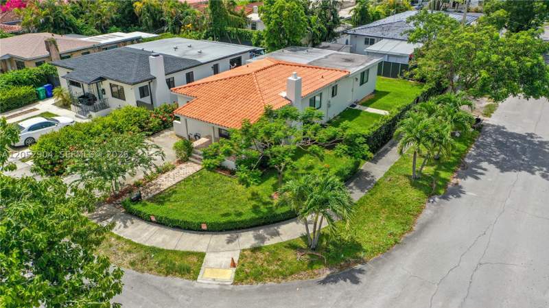 3 bedroom SingleFamilyResidence at 3640 SW 11th St, Tamiami Pines, Miami — photo 3