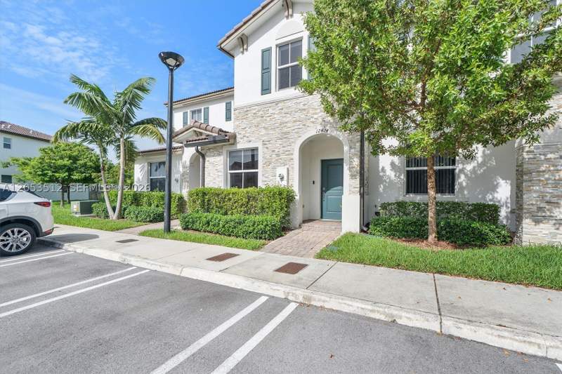 3 bedroom Townhouse at 12424 NW 23rd Ct, Golf Park Sec 1, Miami — photo 2