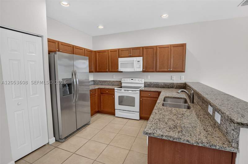 2 bedroom Townhouse at 9011 SW 227th St 2, Lakes By The Bay Eve Repl, Cutler Bay — photo 4