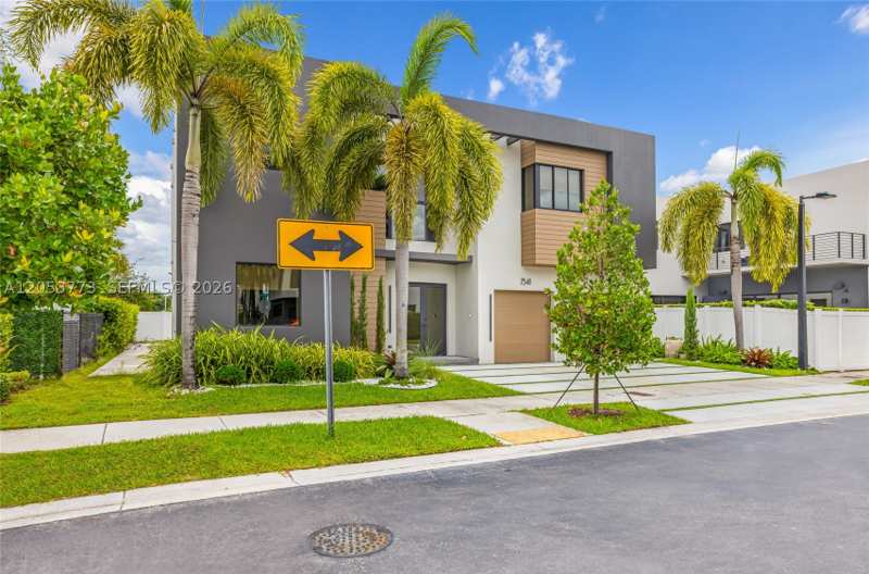 6 bedroom SingleFamilyResidence at 7541 NW 100th Ave, Doral Commons Residential, Doral — photo 1