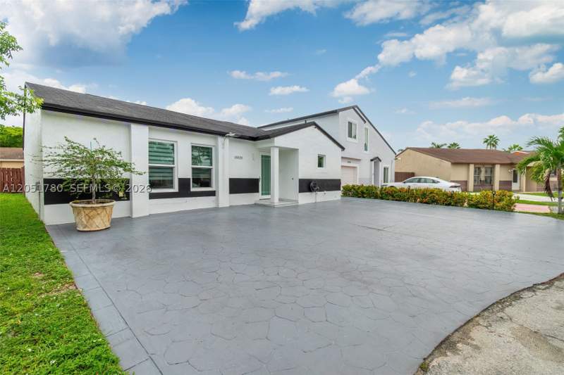 3 bedroom SingleFamilyResidence at 18928 NW 63rd Ct Cir, Country Lake Homes 1st Ad, Hialeah — photo 3