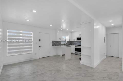 2225 NE 123rd St 102, North Miami FL - photo 10 of 34
