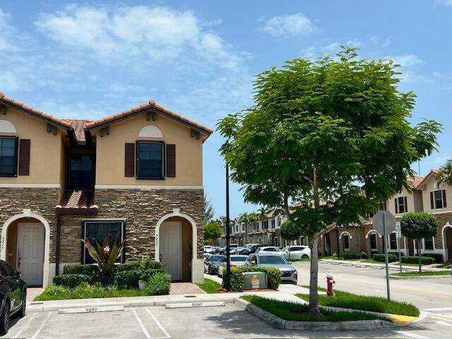 3 bedroom Townhouse at 9207 W 33rd Lane, Bonterra, Hialeah — photo 2