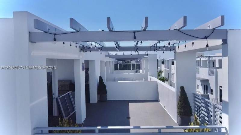 4 bedroom Townhouse at 9151 NW 33rd St, Contempo Townhomes, Doral — photo 2