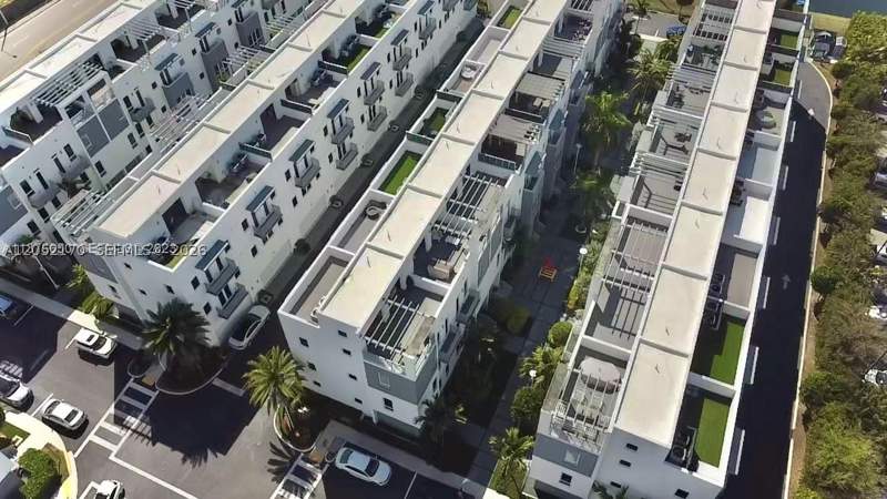 4 bedroom Townhouse at 9151 NW 33rd St, Contempo Townhomes, Doral — photo 5