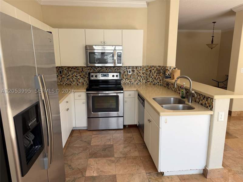 4 bedroom SingleFamilyResidence at 7651 NW 114th Path, Doral Isles North Sec Two, Doral — photo 4