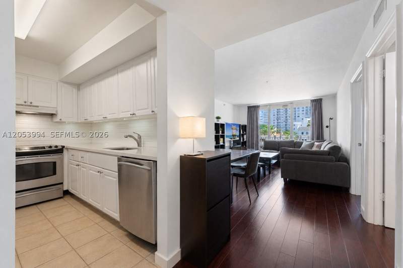 2 bedroom Condominium at 2642 Collins Ave 303, Capomar Condo, Miami Beach — photo 4