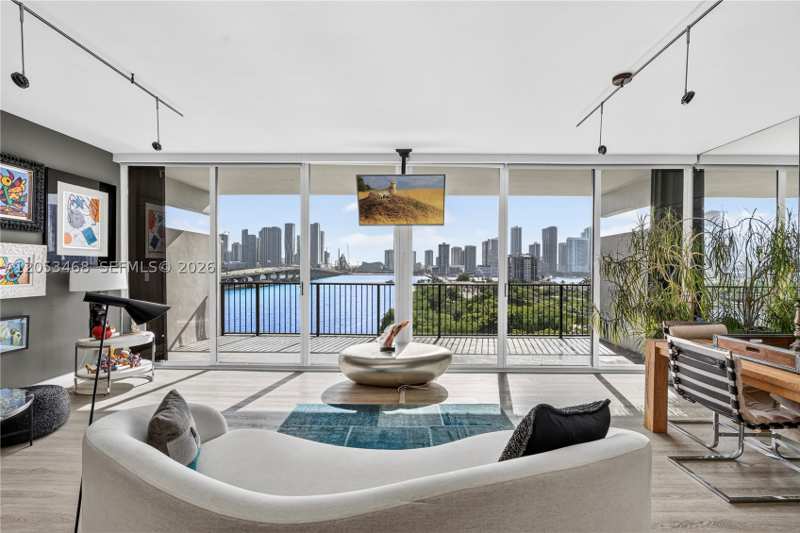 1 bedroom Condominium at 1000 Venetian Way 810, One Thousand Venetian Way, Miami Beach — photo 1