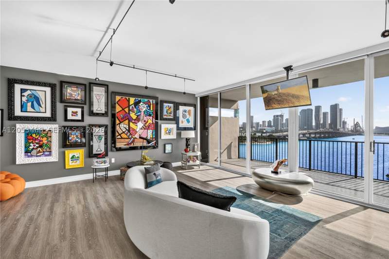 1 bedroom Condominium at 1000 Venetian Way 810, One Thousand Venetian Way, Miami Beach — photo 2