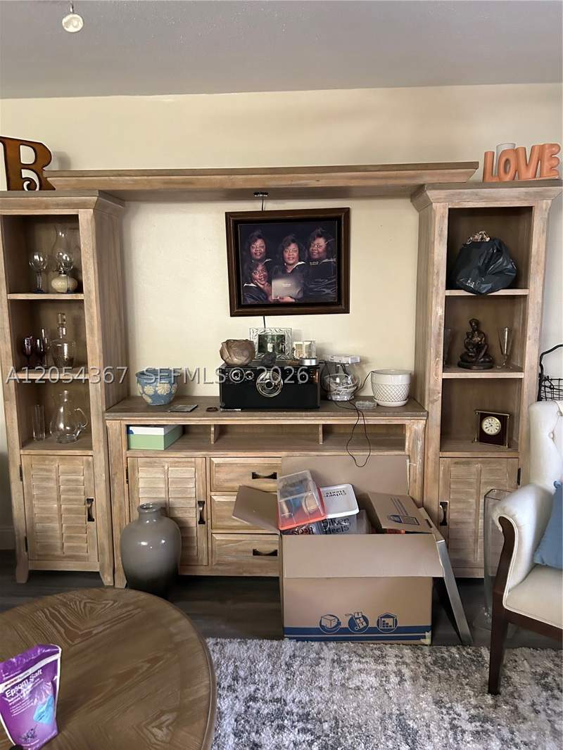 1 bedroom StockCooperative at 17050 NE 14th Ave 110, Mar-Len Gardens No 3 Corp, Miami — photo 5