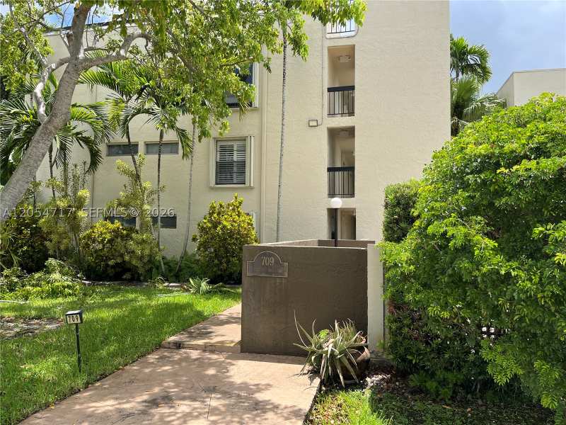 2 bedroom Condominium at 709 Curtiss Pkwy 11, 709 Curtiss Parkway Condo, Miami Springs — photo 1