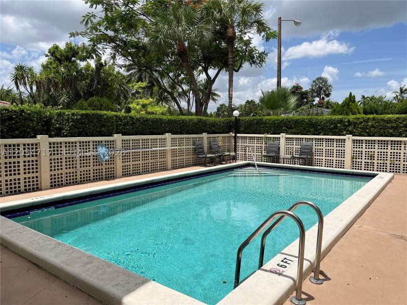 2 bedroom Condominium at 709 Curtiss Pkwy 11, 709 Curtiss Parkway Condo, Miami Springs — photo 4