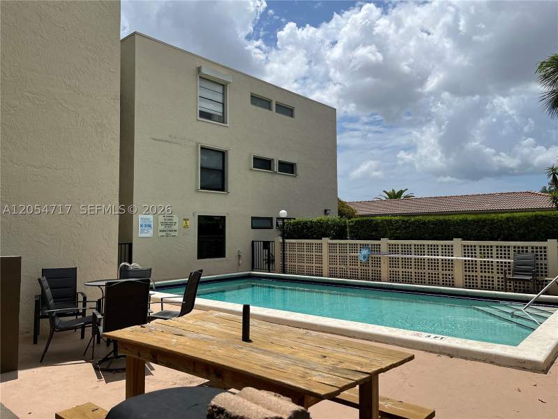 2 bedroom Condominium at 709 Curtiss Pkwy 11, 709 Curtiss Parkway Condo, Miami Springs — photo 5