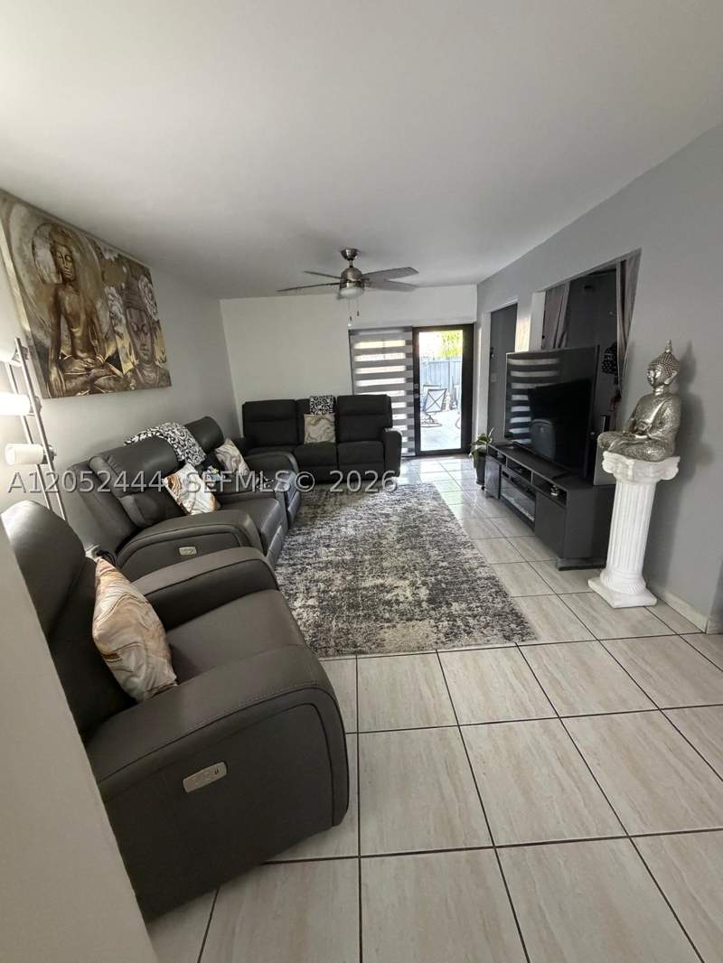 3 bedroom Townhouse at 2760 W 63rd Pl 106-23, Lago Grande Five-A Condo, Hialeah — photo 2