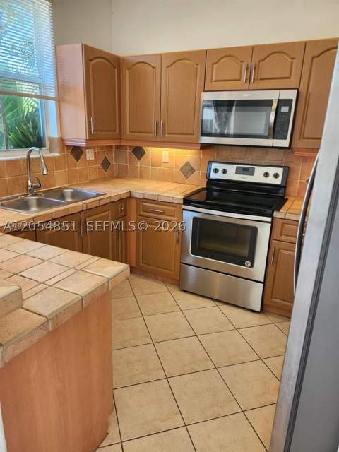 11425 NW 76th Ter, Doral FL - photo 8 of 43