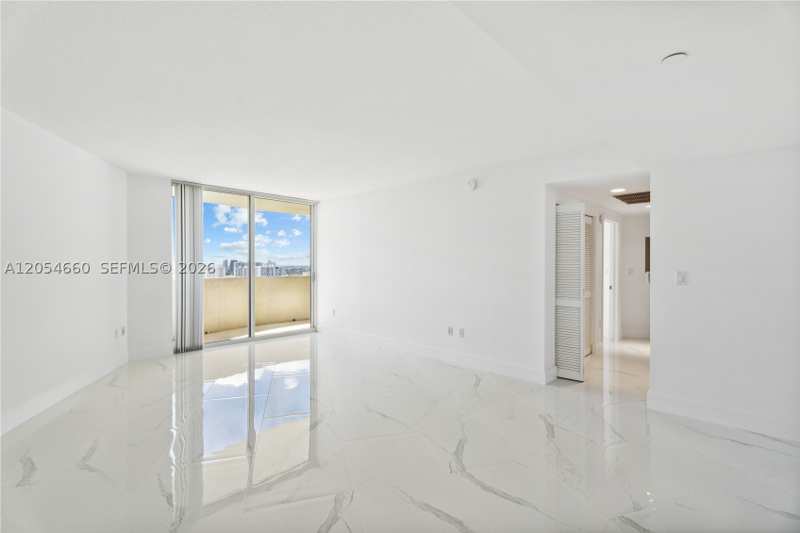1 bedroom Condominium at 19501 W Country Club Dr 2506, Turnberry On The Green, Aventura — photo 1