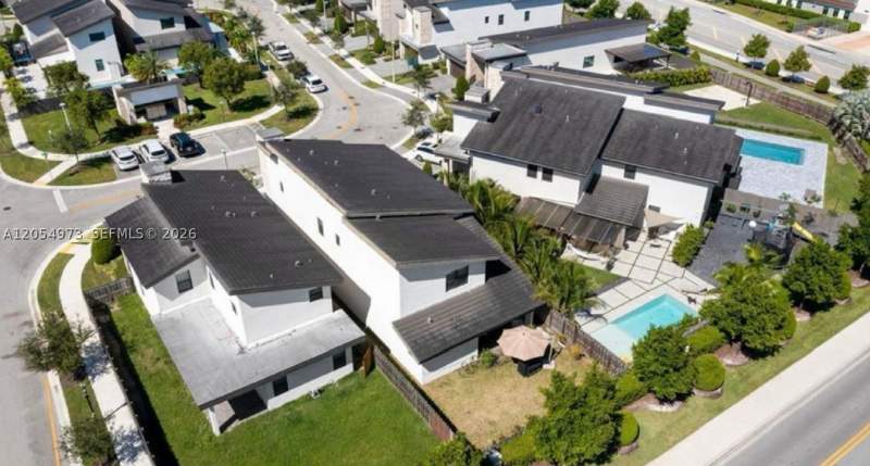 4 bedroom SingleFamilyResidence at 7641 NW 102nd Ct, Grand Bay South Estates, Doral — photo 4