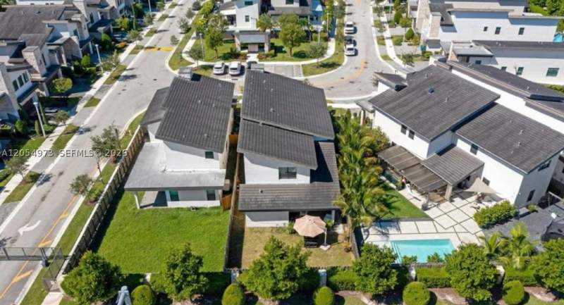 4 bedroom SingleFamilyResidence at 7641 NW 102nd Ct, Grand Bay South Estates, Doral — photo 5