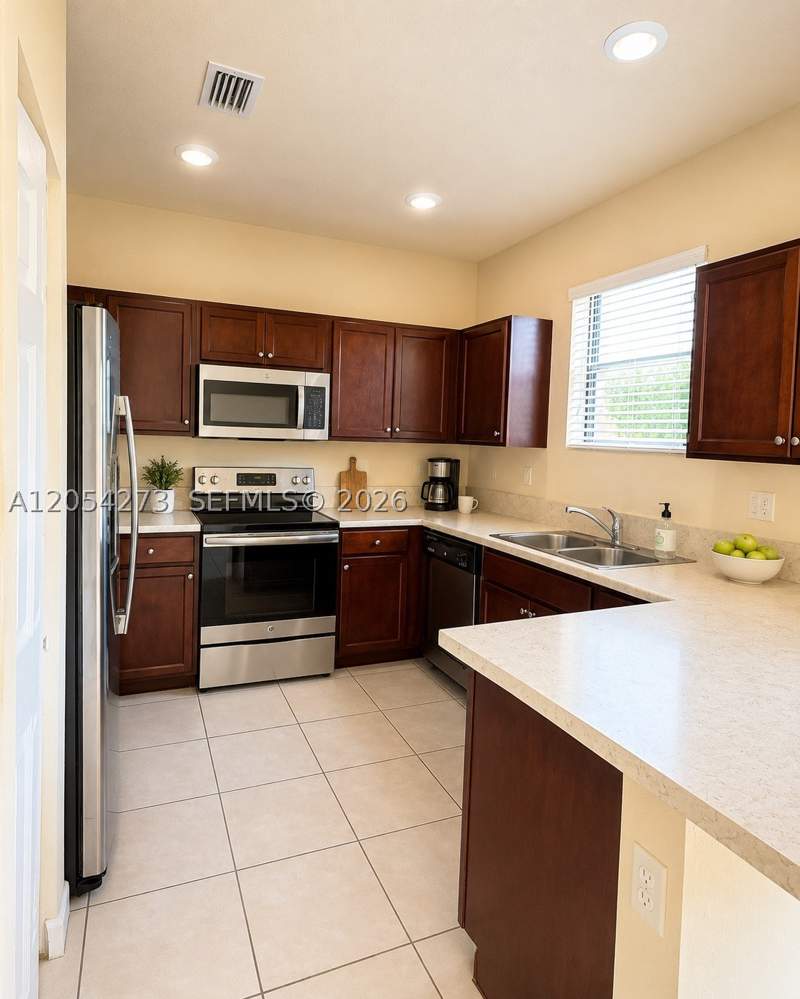 3 bedroom Townhouse at 3787 SE 2nd St, Baywinds Of Galapagos Fir, Homestead — photo 3