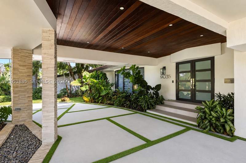 4 bedroom SingleFamilyResidence at 19035 E E. St. Andrews Dr, Country Club Of Miami Est, Hialeah — photo 3