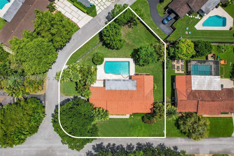 4 bedroom SingleFamilyResidence at 9765 SW 143rd St, Pine Meadows Sec 4, Miami — photo 2