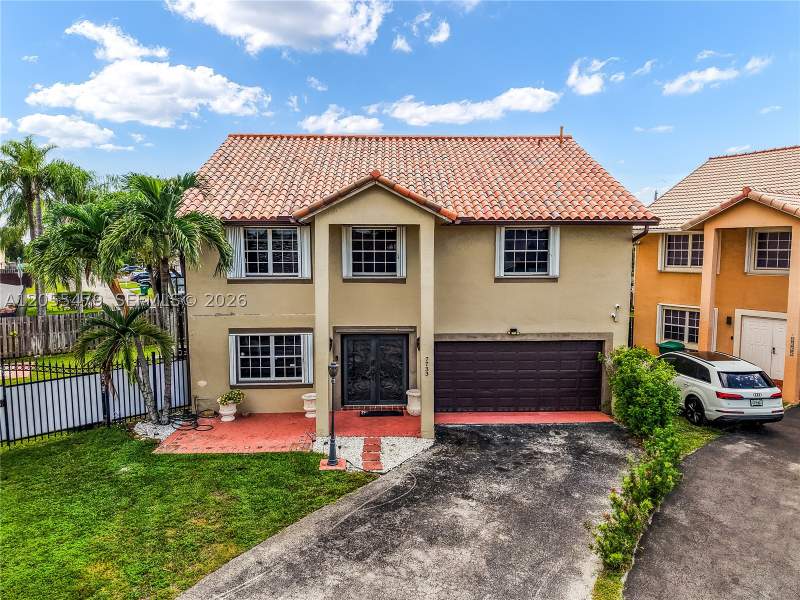 5 bedroom SingleFamilyResidence at 7733 NW 192 St, Country Lake Park 1st Add, Hialeah — photo 2